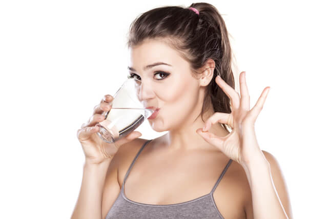 ผู้หญิงดื่มน้ำ 
